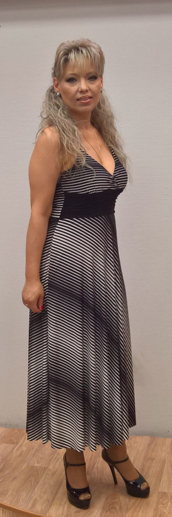 Нарядное платье на бретельках с драпировкой и полоской