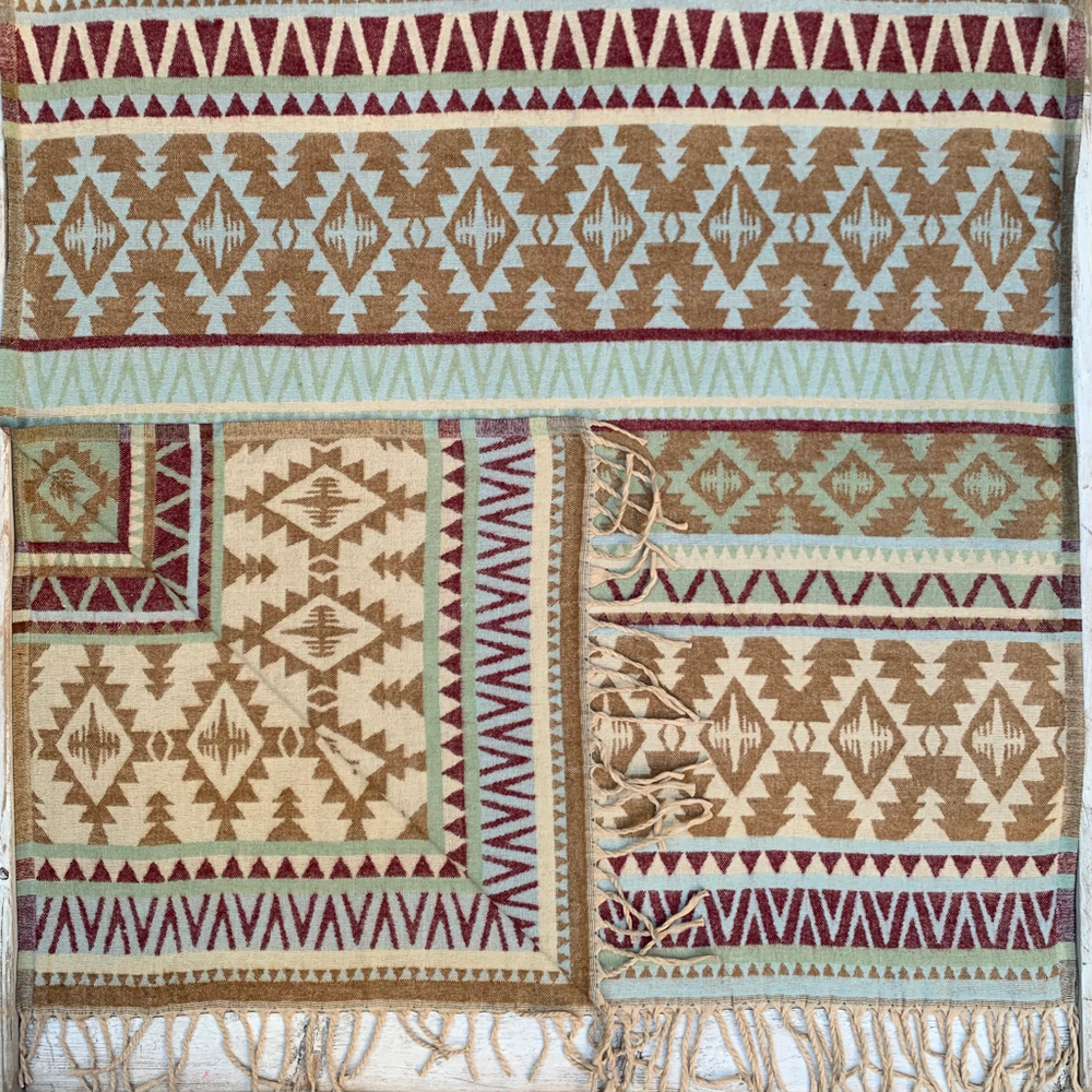 Теплый палантин с орнаментом