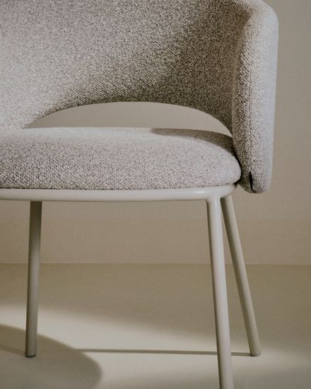 Стул Maina из плотной бежевой шенилловой ткани и стальными ножками бежевого цвета Испания la Forma