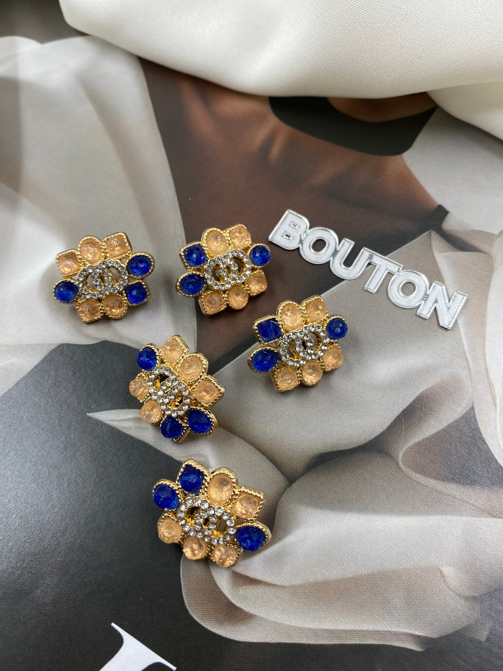 Пуговицы Шан. в форме цветка с персиковыми и синими стразами