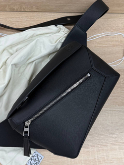 Сумка-мессенджер через плечо Loewe