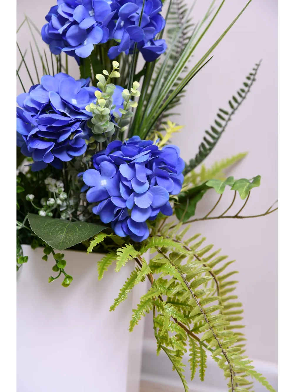 Напольная композиция из искусственных растений и цветов