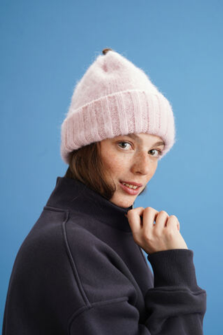 Шапка из мохера на шелке розового цвета
