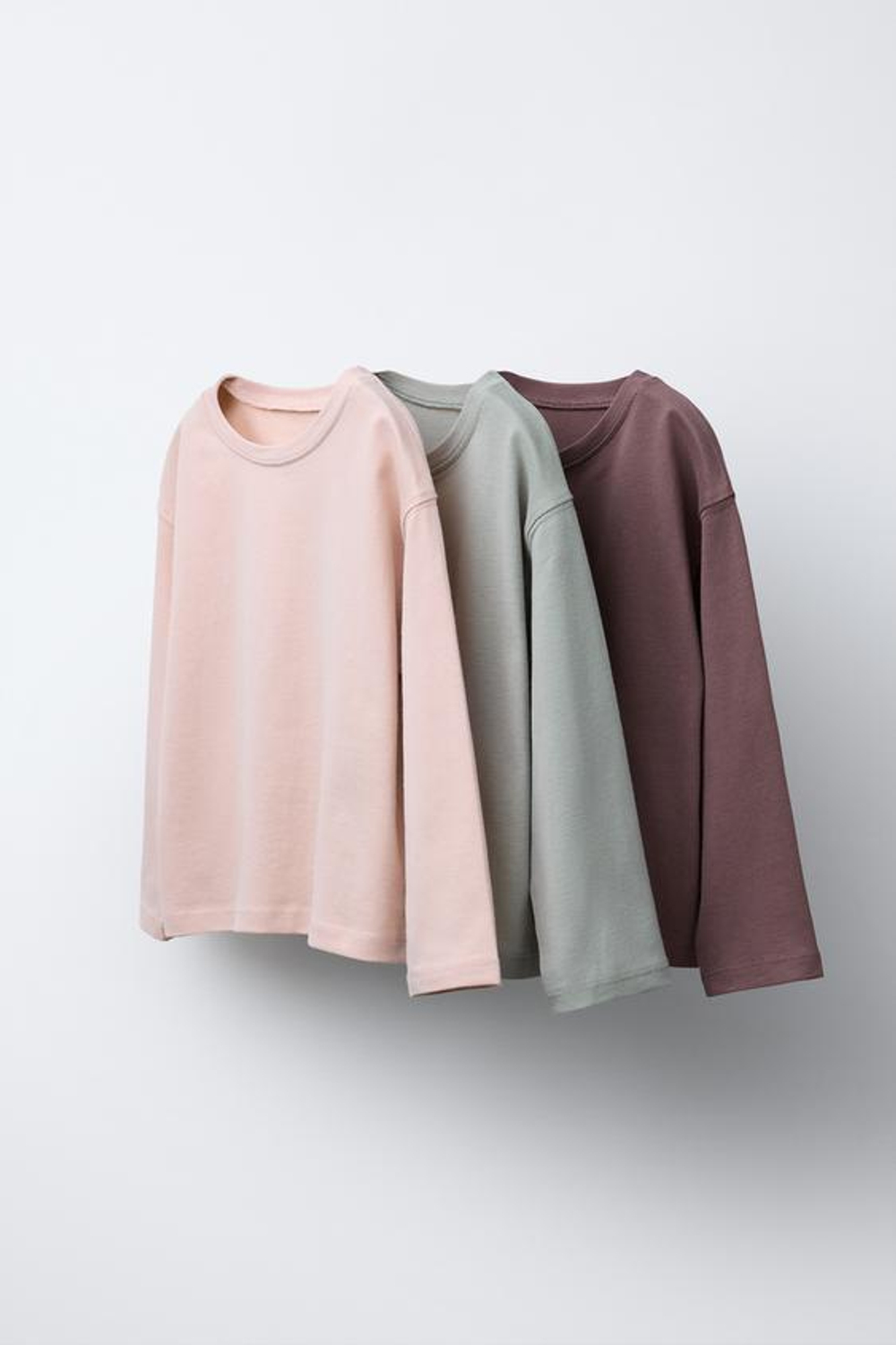 ZARA НАБОР ИЗ ТРЕХ ОДНОТОННЫХ ФУТБОЛОК, ЦВЕТ МОРСКОЙ ВОЛНЫ