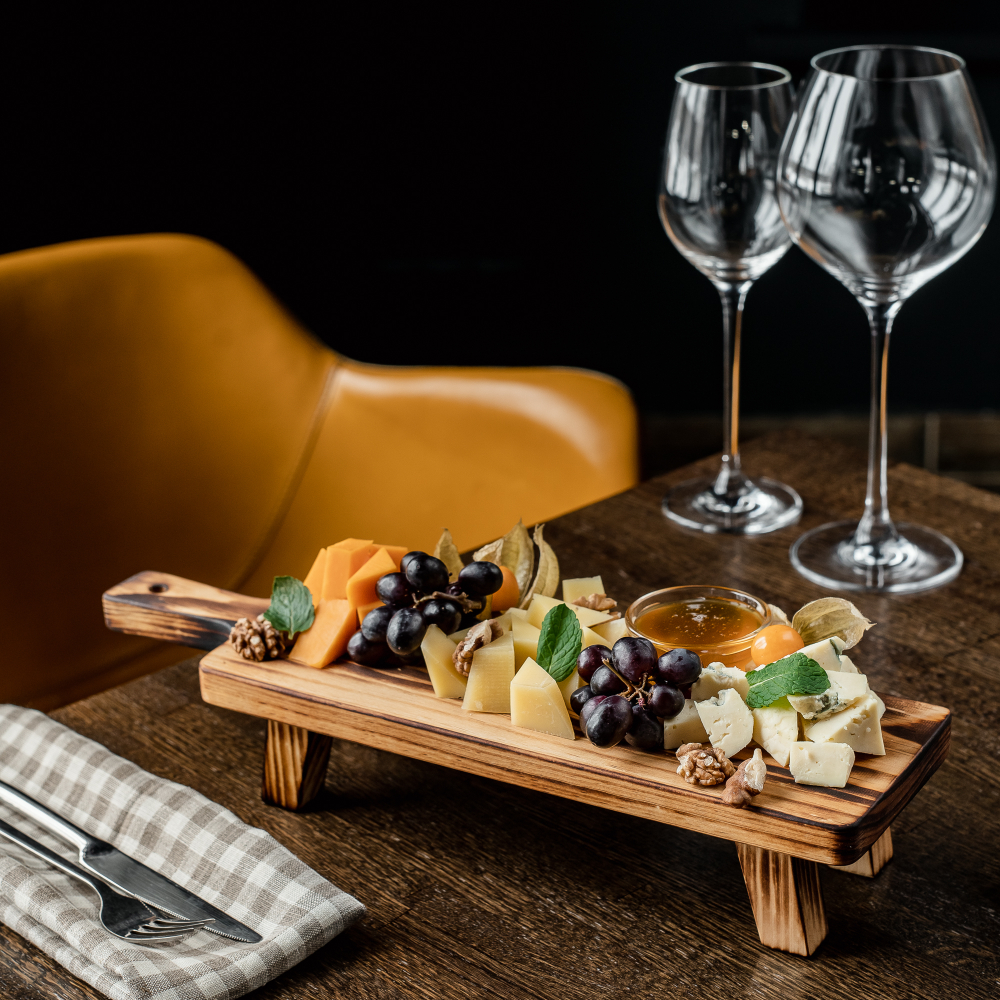 Деревянная сервировочная  доска для подачи блюд и закусок из древесины кедра. Art of Siberia. RD7