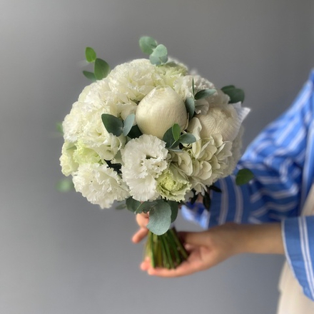 Свадебный букет невесты из пионов, гортензии и эустомы