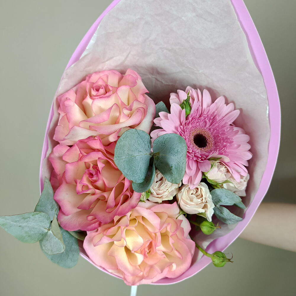 Нежный букет из французских роз эвкалипта герберы и кустовой розы в упаковке