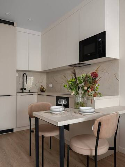 Кухня с мраморным фартуком