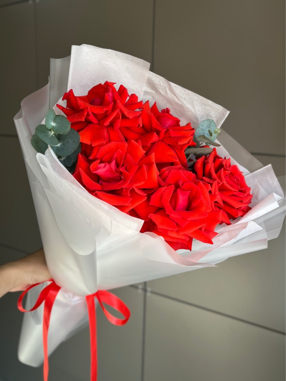 Моно из 5 французских роз и эвкалипта