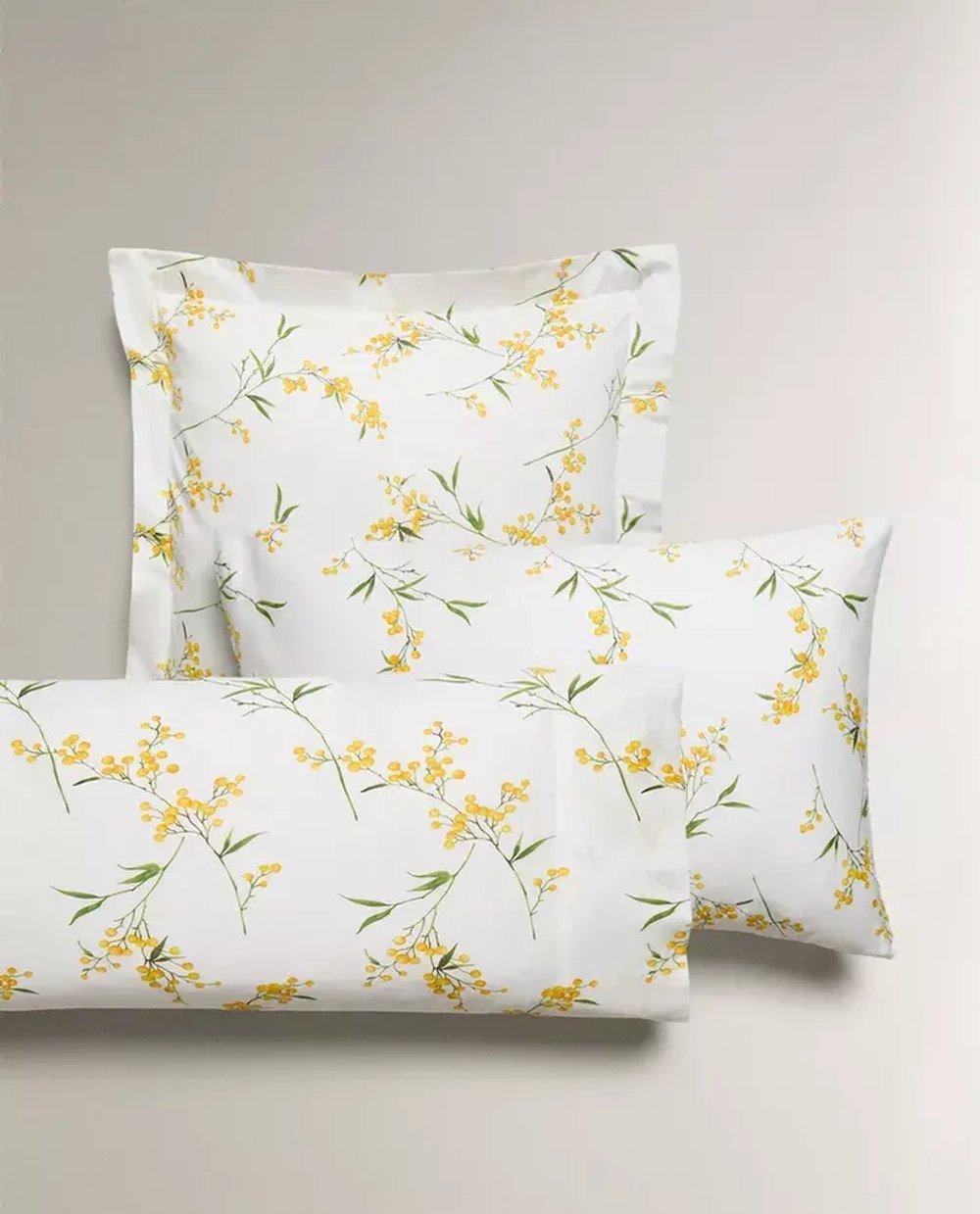 ZARA HOME НАВОЛОЧКА ИЗ САТИНА С ПРИНТОМ «МИМОЗА», ЖЕЛТОВАТО-БЕЛЫЙ