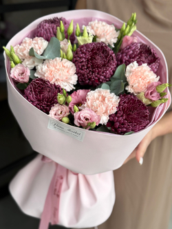 Осенний букет из хризантем Бигуди, ажурных диантусов и нежной эустома с эвкалиптом от Флора Маркет