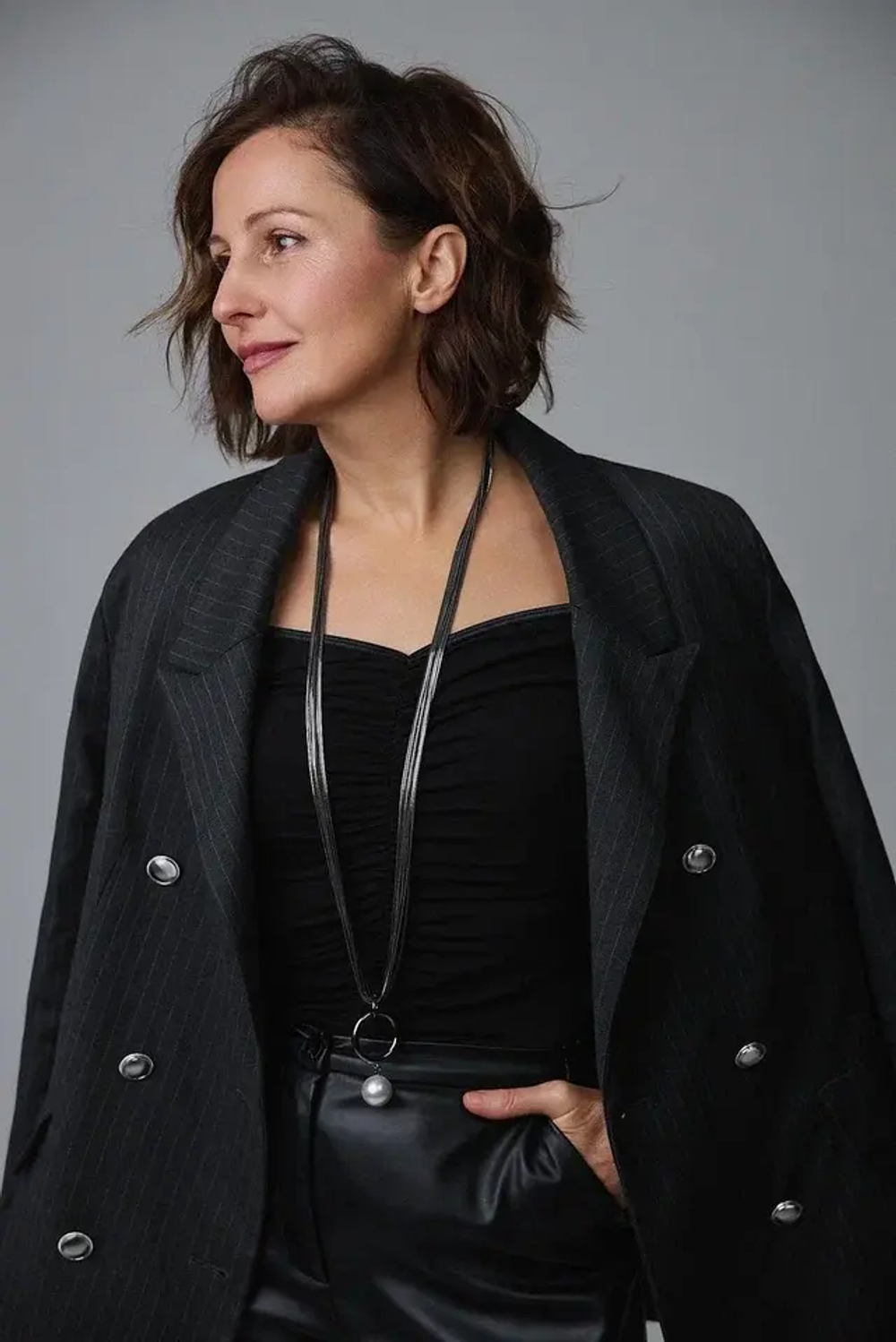 Колье длинные цепи с крупной жемчужиной, оттенок графит