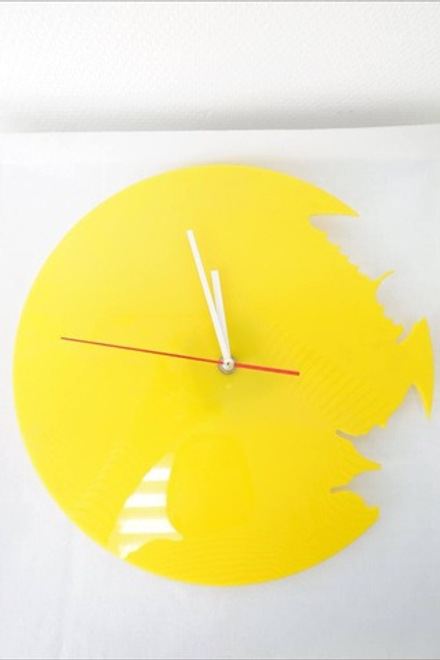 Часы настенные желтые с бабочками, новые