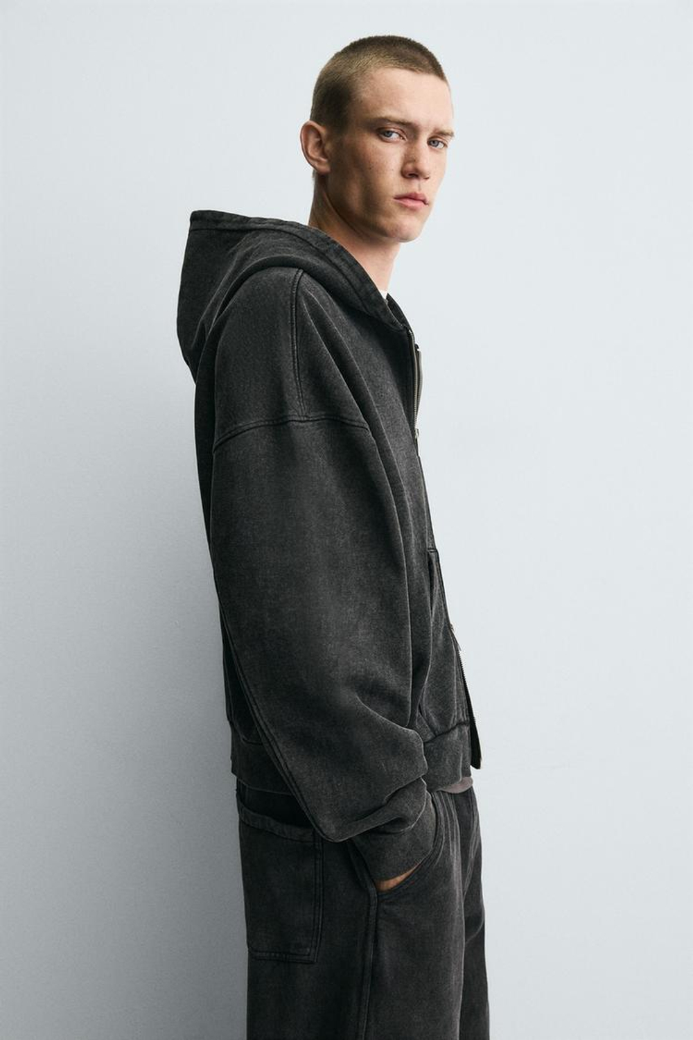 ZARA ТОЛСТОВКА С ЭФФЕКТОМ ПОТЕРТОСТИ С МОЛНИЕЙ, ТЕМНО-СЕРЫЙ