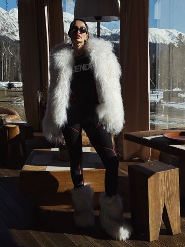 Белая объемная шуба из меха ламы