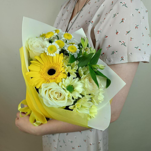 Белый желтый букет с герберой розами хризантемой и альстромерией