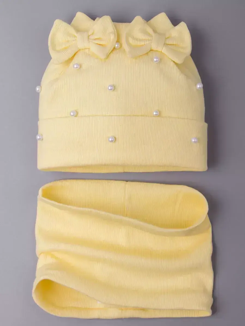 Шапка для девочки на осень с бусинами и снуд