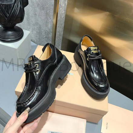 Женские лоферы Miu Miu из лакированной кожи в черном цвете