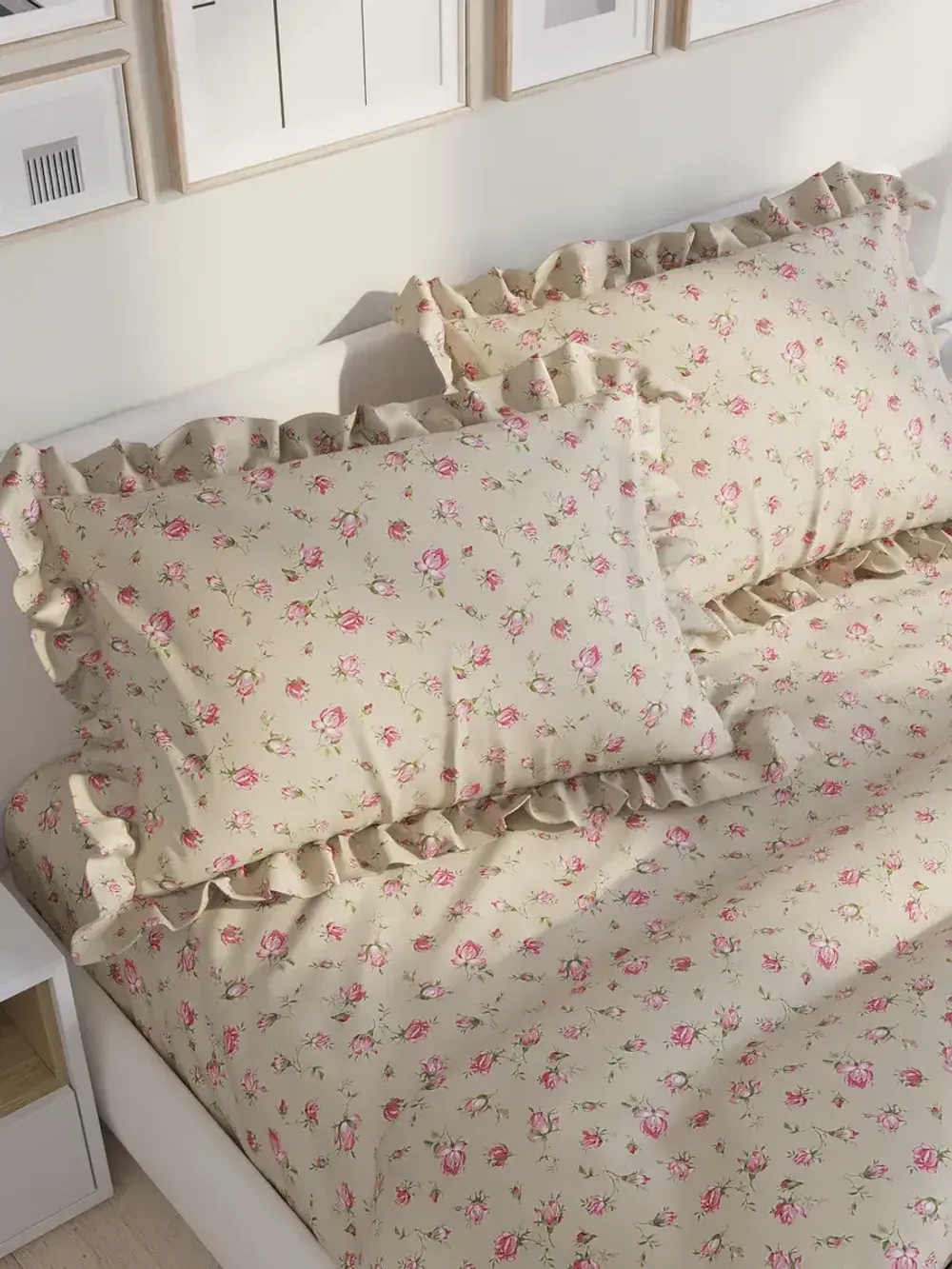 Декоративная наволочка с рюшами, оборками "Розовые бутоны на бежевом" 50х70 см, 1 шт, без молнии