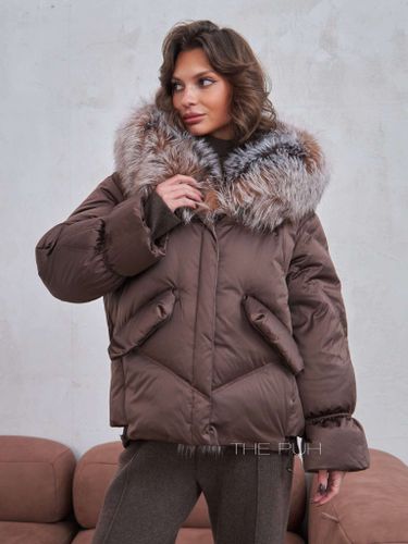 Укороченный коричневый пуховик с отделкой из меха лисы
