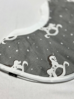 Двусторонний слюнявчик нагрудный RinaAmari Лошадки