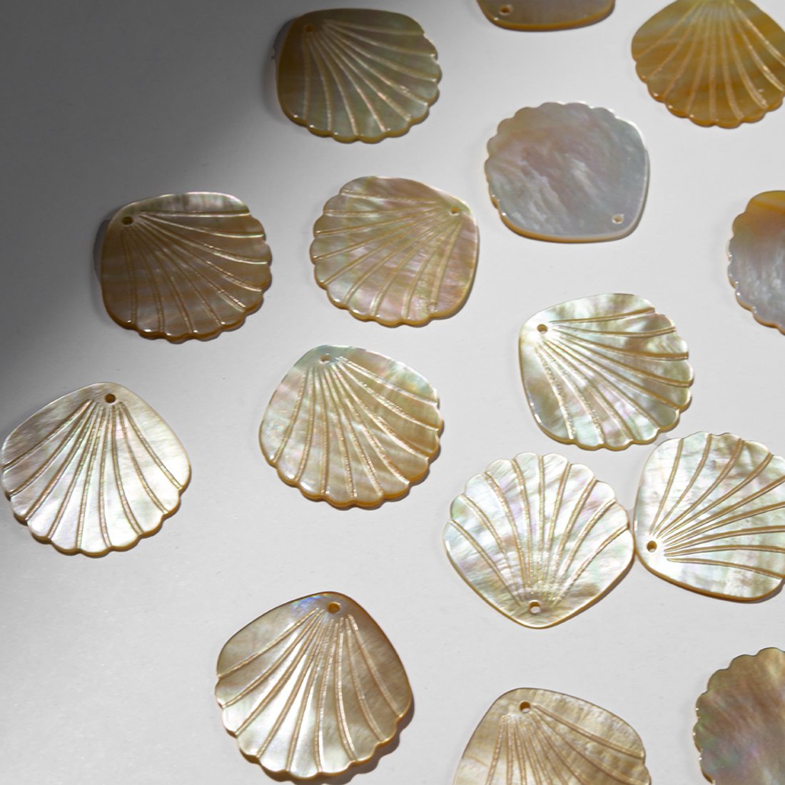 Ракушка из золотистого перламутра речных ракушек, 28мм