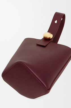 Loewe Мини-сумка-ведро Pebble из гладкой телячьей кожи, бургунди
