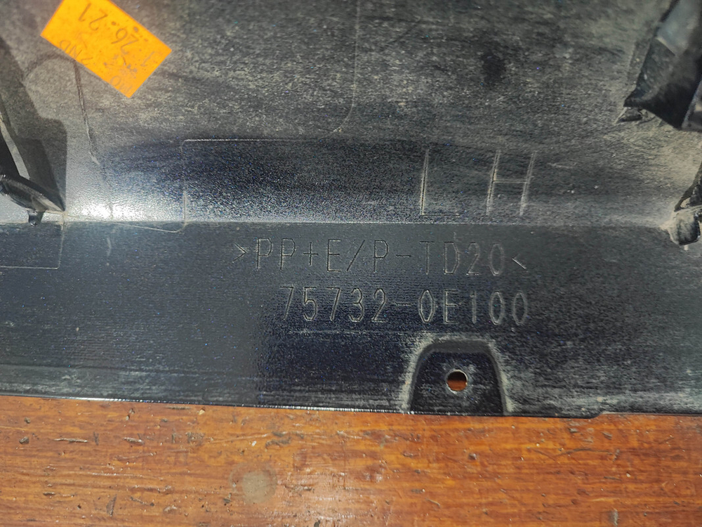 Накладка двери передней левой Toyota Highlander 4 (U70) 19-нв Б/У Оригинал 757360E020