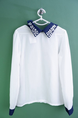 Блузка с красивыми украшениями, визуально на 44 размер