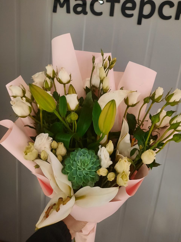 Ароматный букет с лилией и кустовой розой Ароматный букет с лилией и кустовой розой