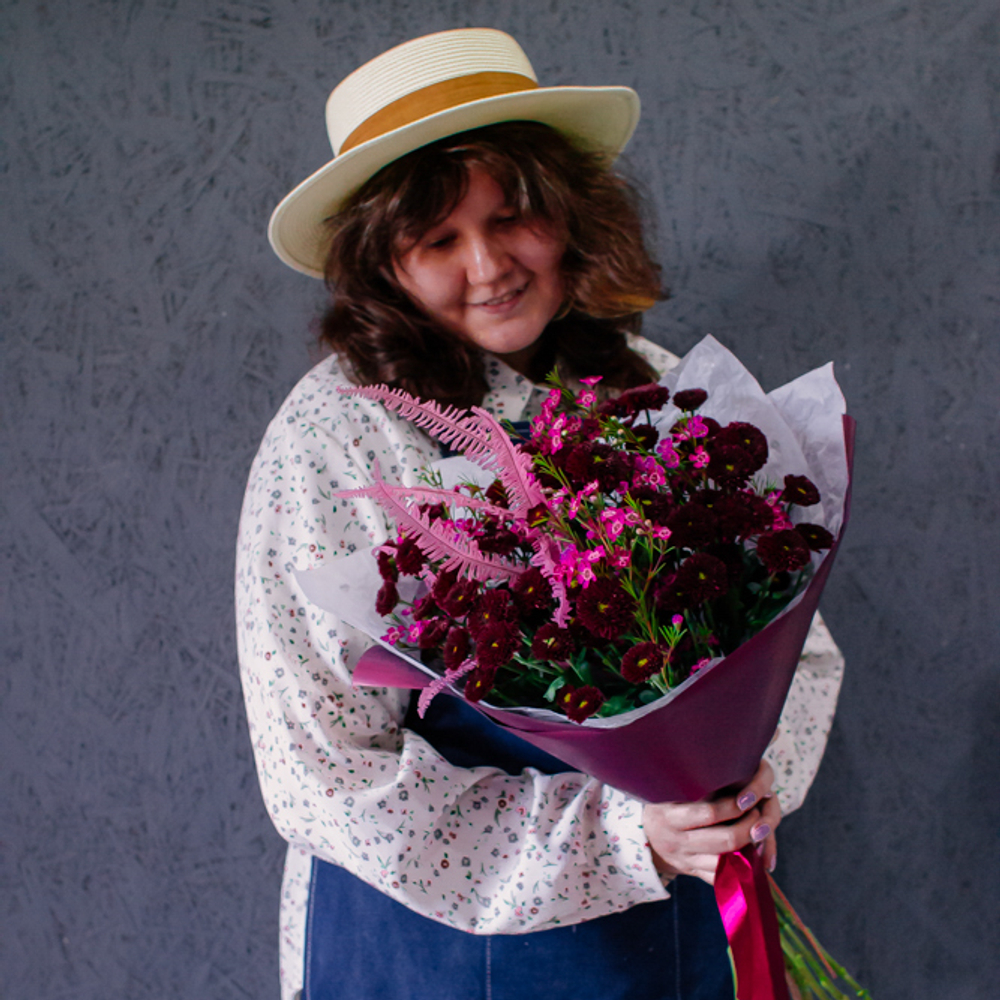 53. Букет с хризатемами сантини в бордовых оттенках