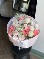 Букет из кустовых роз, кустовых диантусов, маттиолы и хризантемы