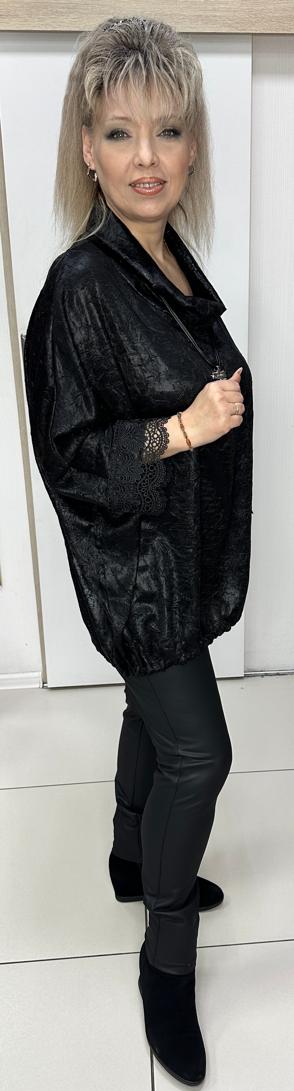 Нарядный черный блузон-туника с подвеской