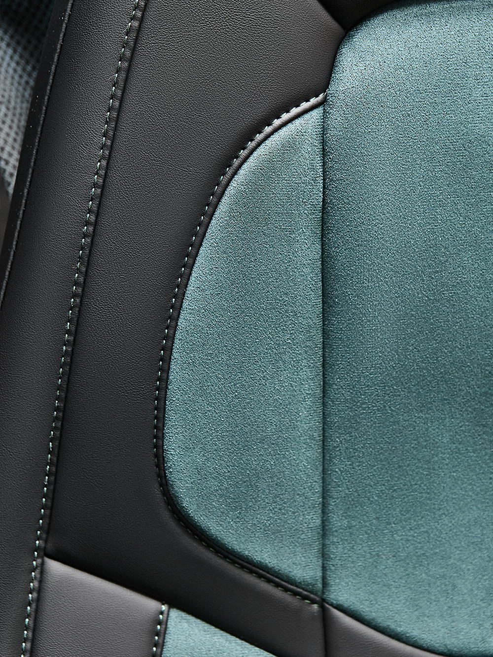 Чехлы Люкс VOLVO FH-13 после 2018 года: водитель от сиденья, пассажир от стойки кабины (один вырез под ремень) (экокожа, черный, зеленая вставка)