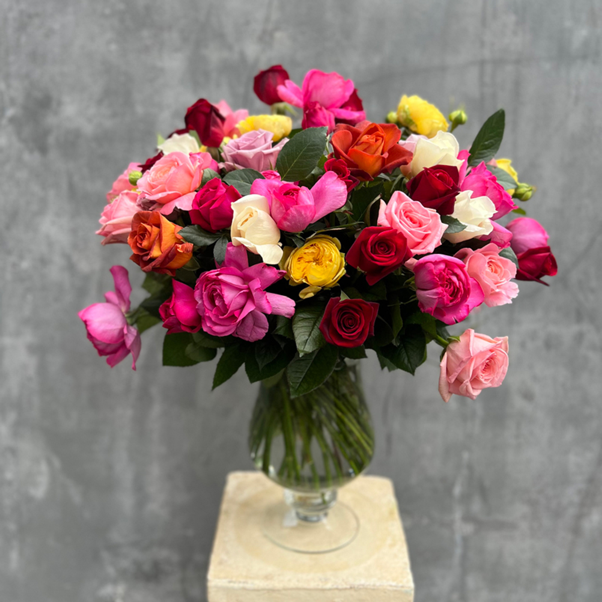 Классический микс — букет ароматных роз