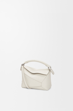 Loewe Мини-сумка Puzzle Edge из мягкой зернистой телячьей кожи, экрю
