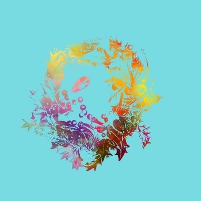 Венок на голубом фоне