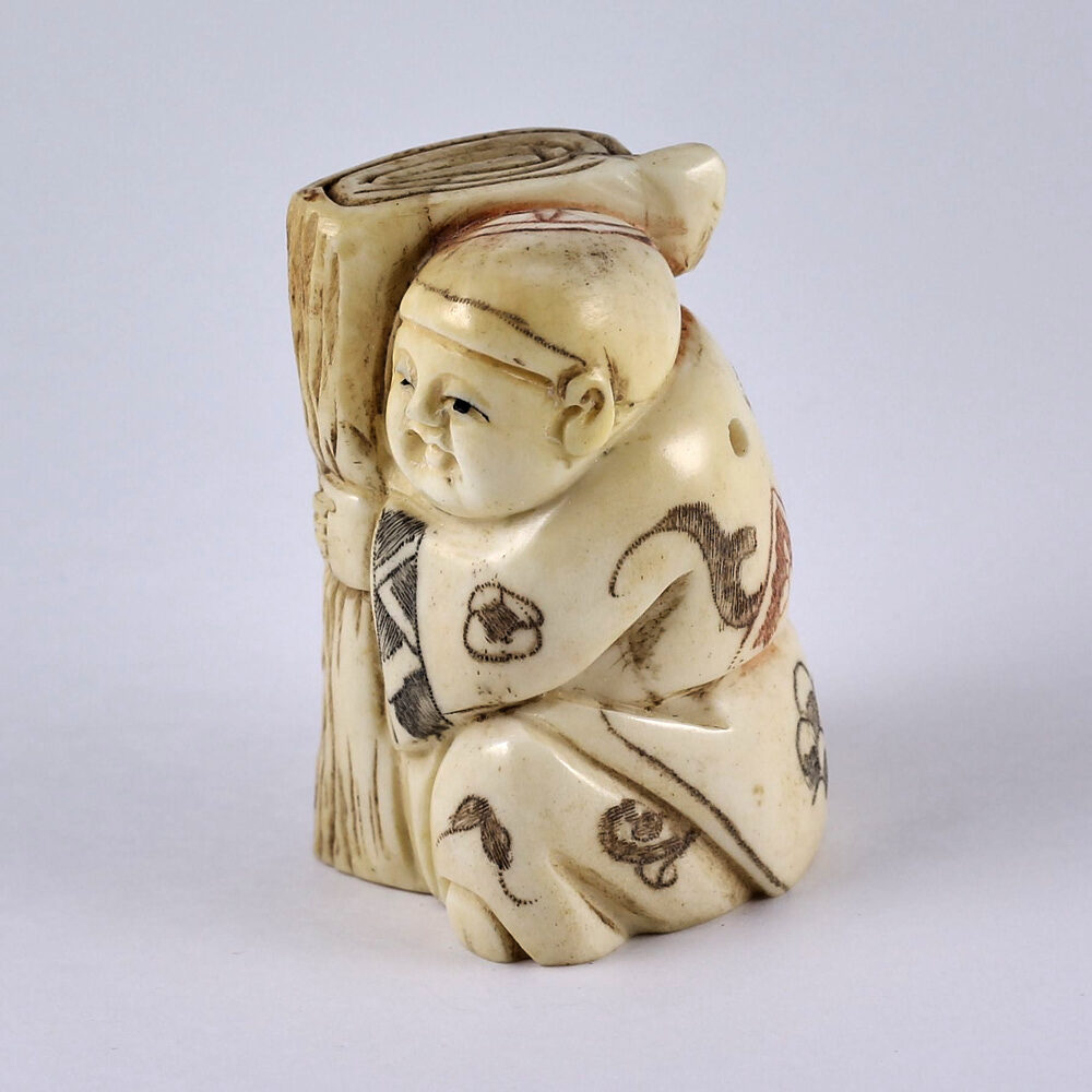 Нэцкэ Мальчик Карако с бревном