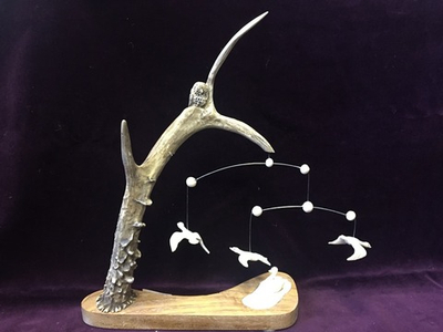 "Полетели", композиция из цевки и рога косули, письменный набор