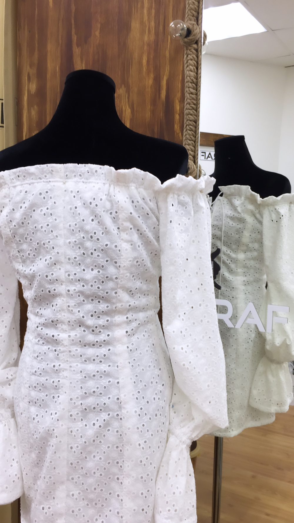 Платье со шнуровкой из шитья на подкладе