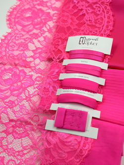 Кружево шантильи розовое неоновое неэластичное ширина 28 см длина 1.45 м