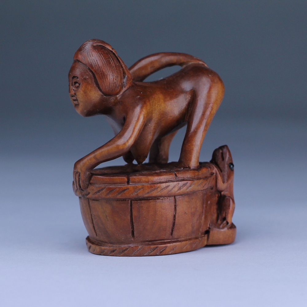 Нэцкэ Красавица моется в бочке и лягушка