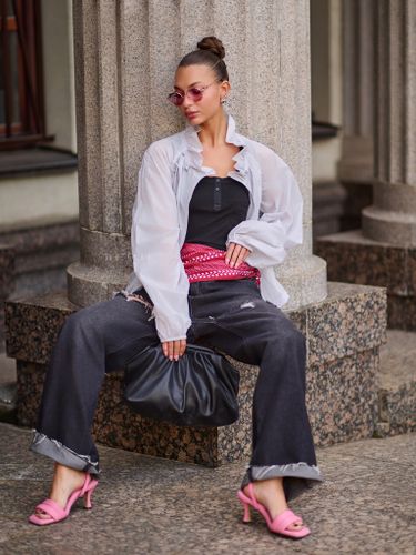 Светло-серая ветровка с акцентным воротником