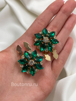 Накладка на пуговицу в форме цветка золотистые с зелеными стразами (клипсы)