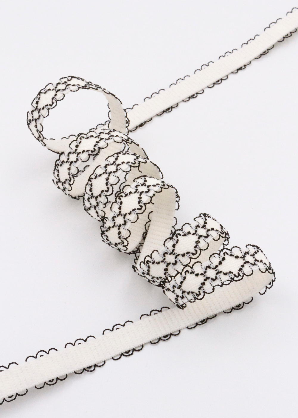 Резинка бретелечная белая с черным орнаментом 10 мм Lauma (Латвия)