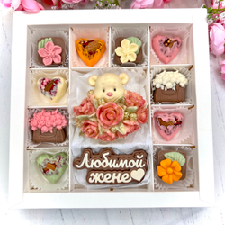 Шоколадный набор "Любимой жене. Мишка с розами": фигурка и 10 конфет ручной работы