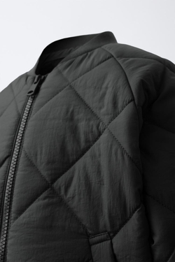 ZARA СТЕГАНЫЙ БОМБЕР С ВОДООТТАЛКИВАЮЩИМ ЭФФЕКТОМ, АНТРАЦИТОВО-СЕРЫЙ