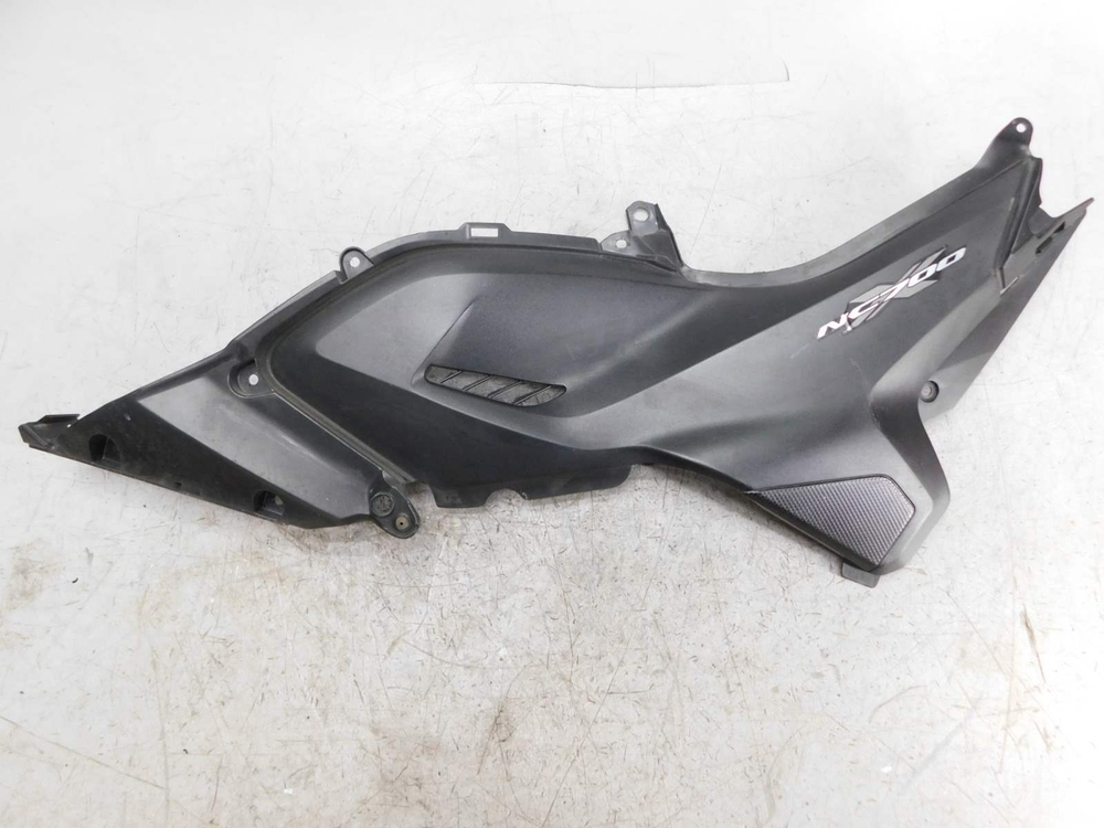 Пластик боковой левый Honda NC700X RC63 83701-MGS-D300.