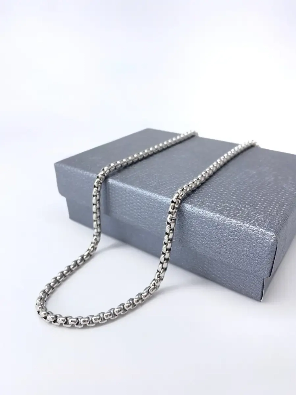 Длинная цепочка тонкого плетения из стали