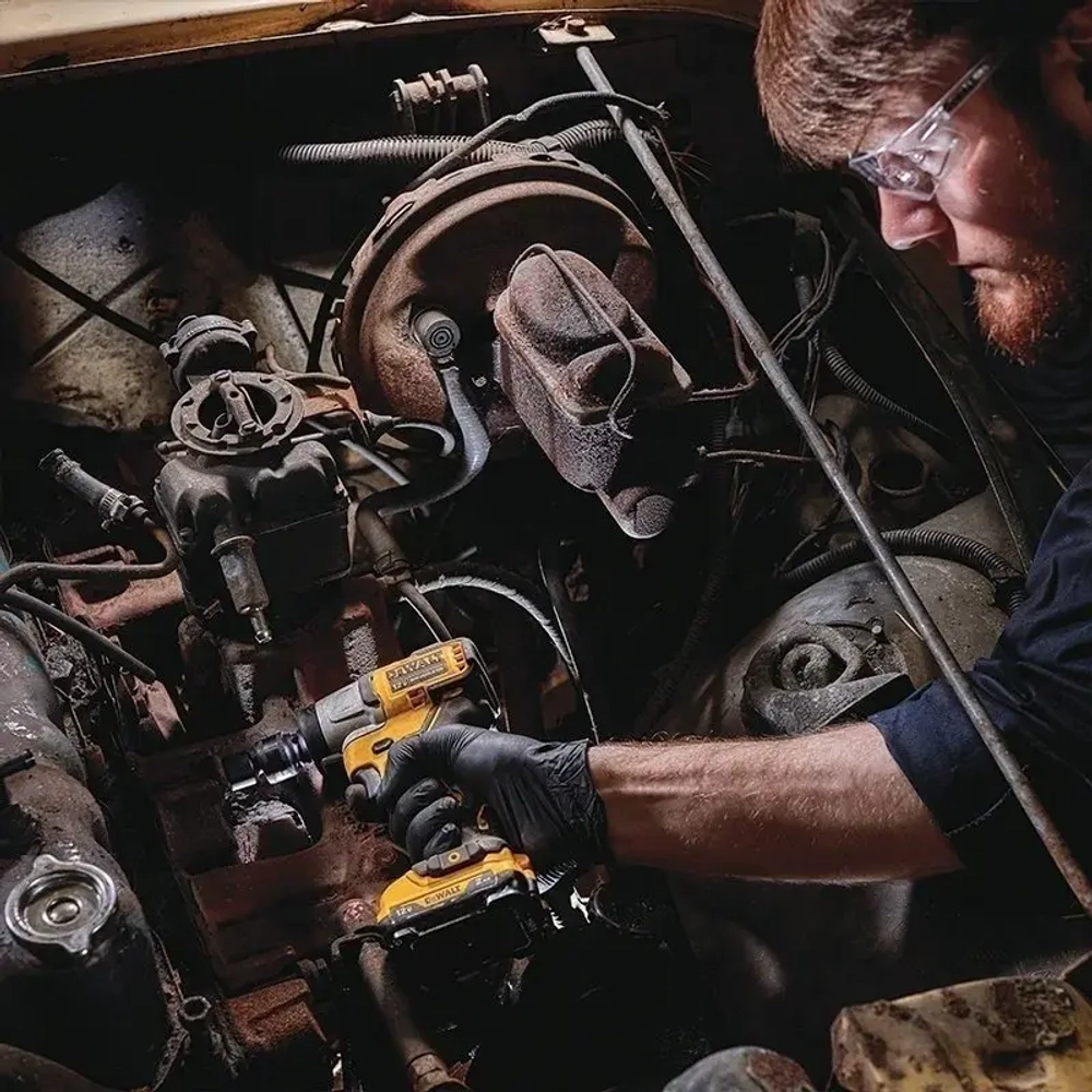 DeWalt DCF902D2 аккумуляторный гайковерт (2 x 2 Ач, ЗУ)